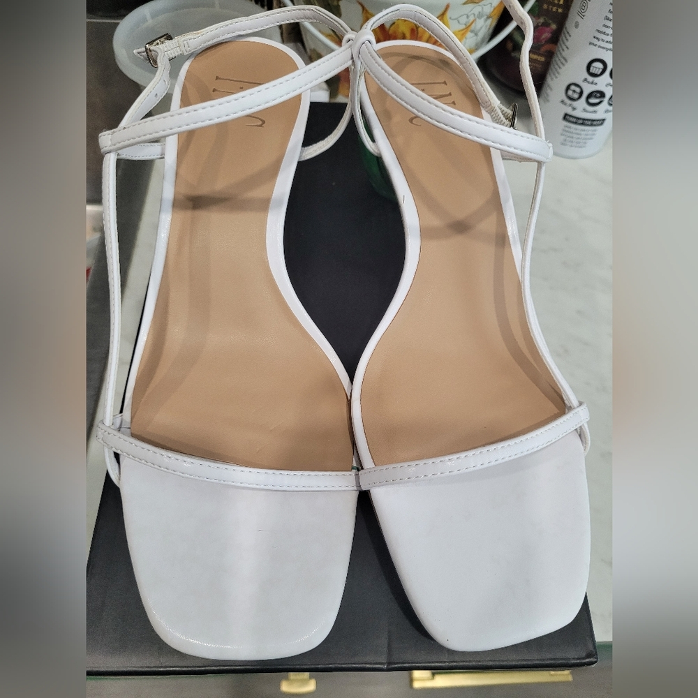 International Concepts White sandald 7.5 with green round heel. new in box